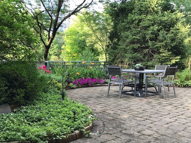55 West Delaware Place, Unit 221 Chicago, IL 60610 - Photo 5 of 29 a couple of table and chairs in the garden
