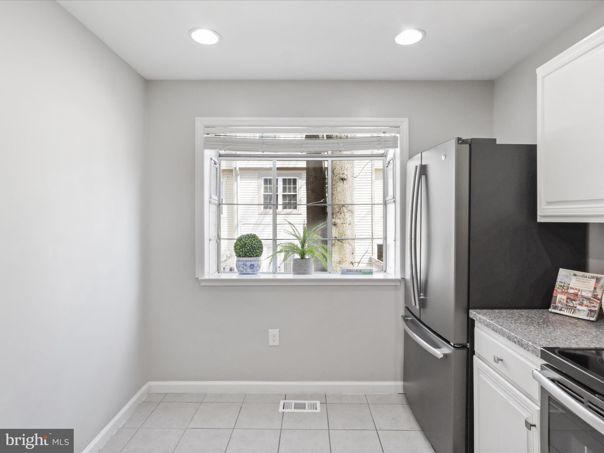 2398 Ridgehampton Court Reston, VA 20191 - Photo 17 of 52 Eat-in Kitchen with Bay Window
