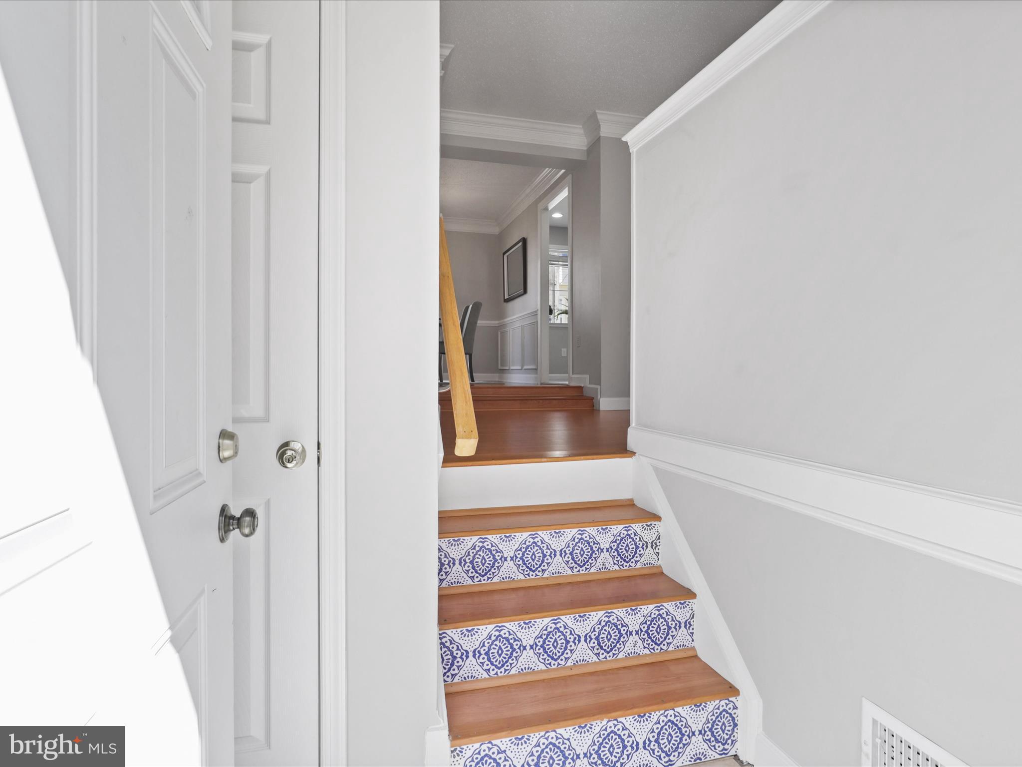 2398 Ridgehampton Court Reston, VA 20191 - Photo 6 of 52 Entry
