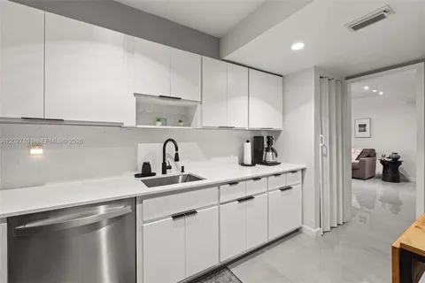$535,000 | 5001 Collins Avenue, Unit 1E, Miami Beach, FL 33140
