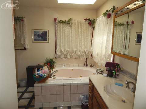 1136 Heatherwoode Road Flint, MI 48532 - Photo 14 of 19 20398637-13.JPG