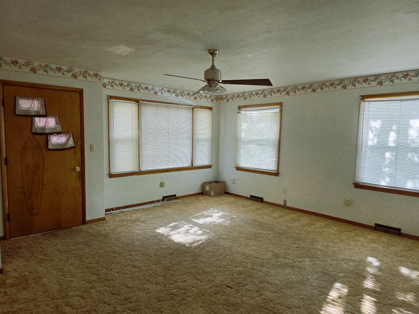 1402 9th Avenue Rock Falls, IL 61071 - Photo 3 of 14 an empty room with windows