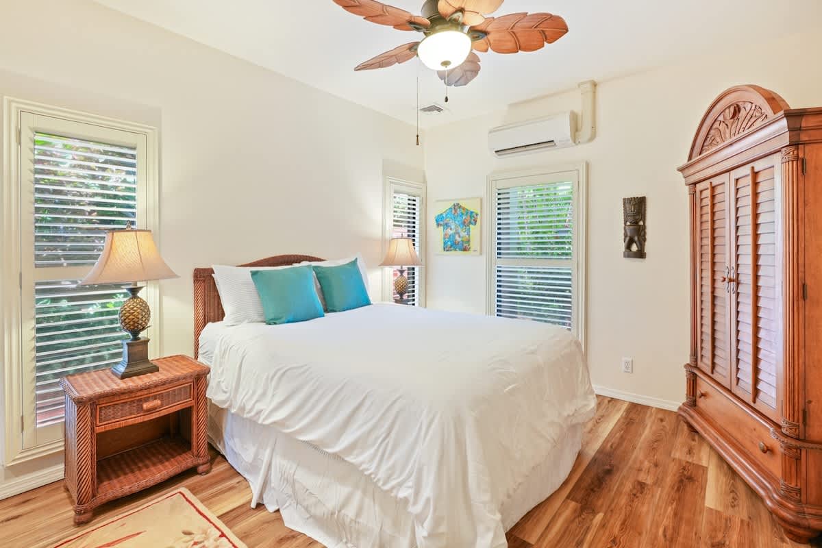 366 Papaloa Road, Unit 114 Kapaa, HI 96746 - Photo 4 of 23 a bedroom with a bed and a chandelier
