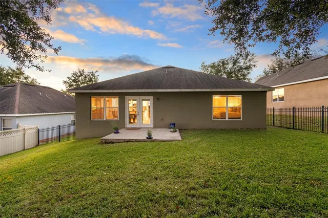 a view of a house with a yard