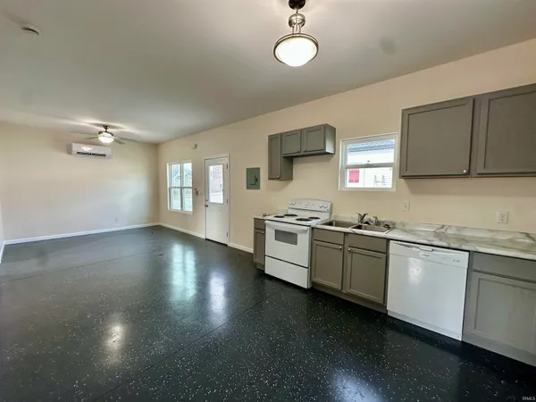 $1,056 | 506 18th Street, Bedford, IN 47421