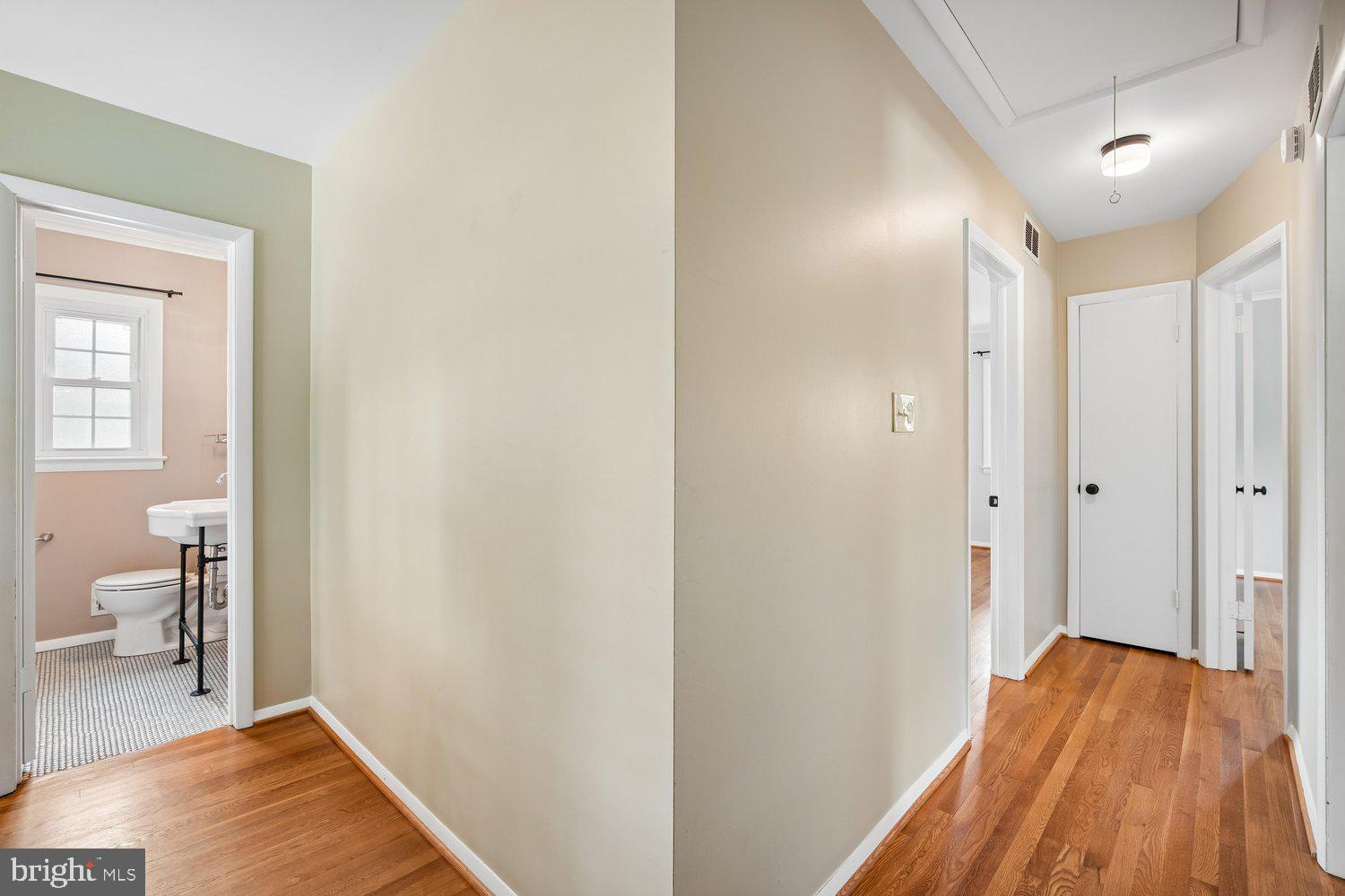 2305 Londonderry Road Alexandria, VA 22308 - Photo 18 of 59 Upper Hallway