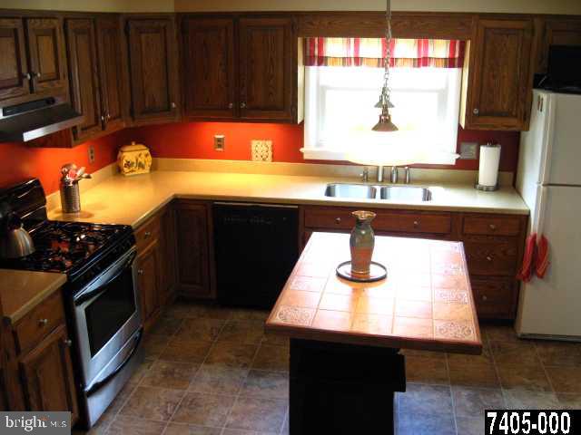 3053 Dundee Road York, PA 17406 - Photo 3 of 25 Gallery Image 3