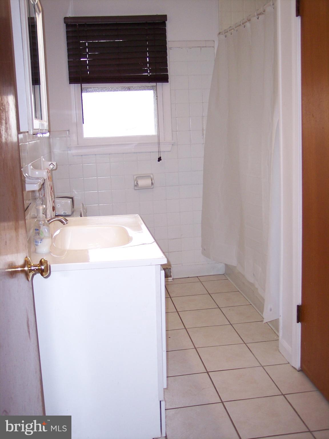 9 Cove Road Penns Grove, NJ 08069 - Photo 10 of 19 Main bathroom
