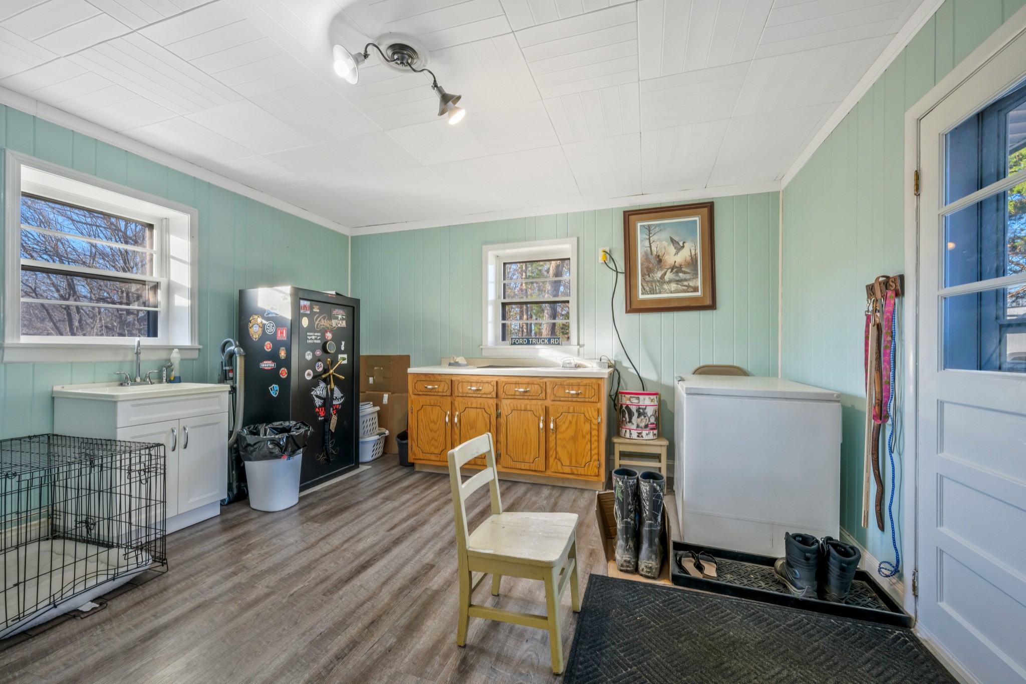 1555 Highway 13 Cunningham, TN 37052 - Photo 16 of 30 a room with furniture a air conditioner vent and a window