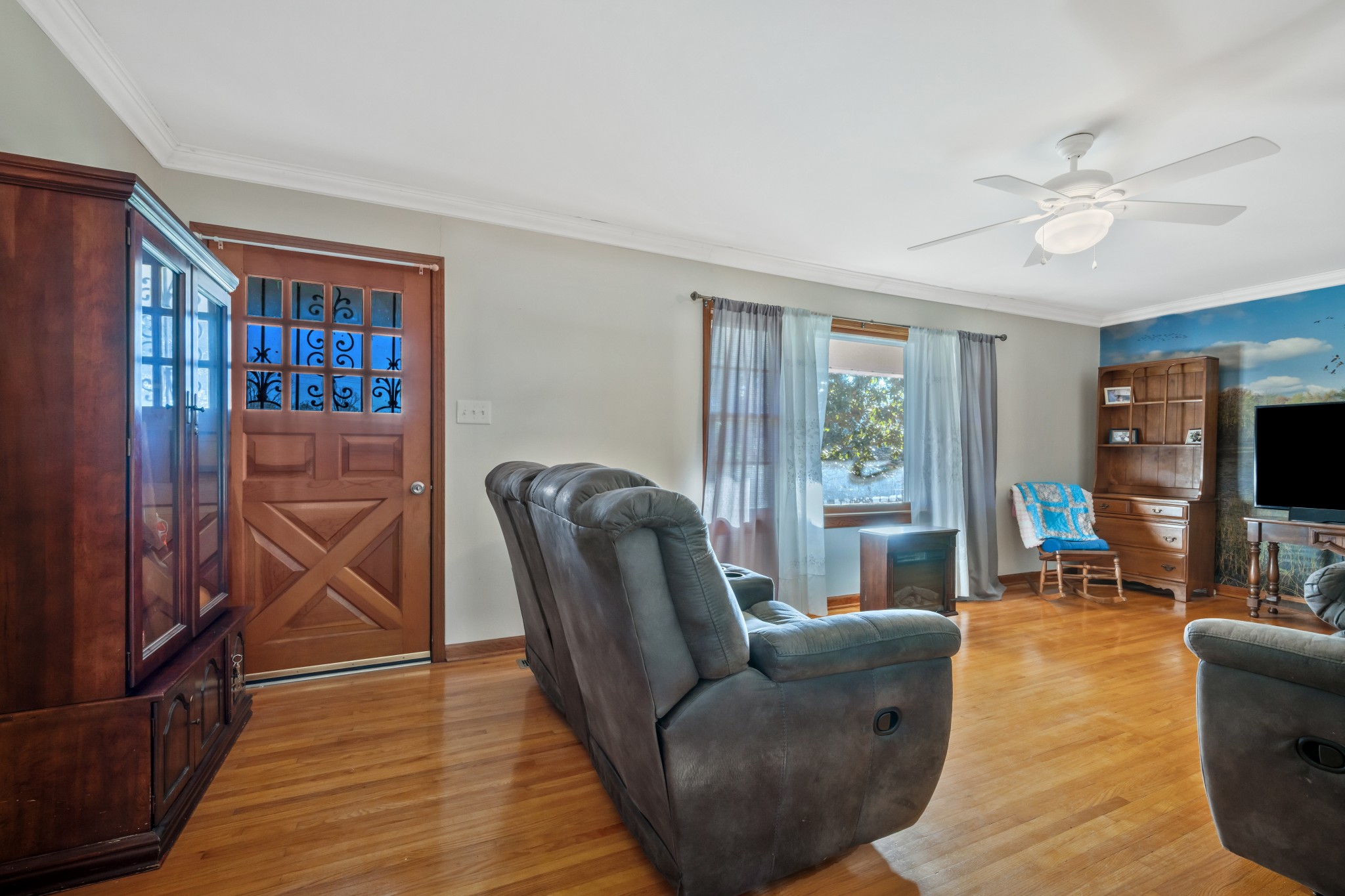 1555 Highway 13 Cunningham, TN 37052 - Photo 8 of 30 a living room with furniture a flat screen tv and a window