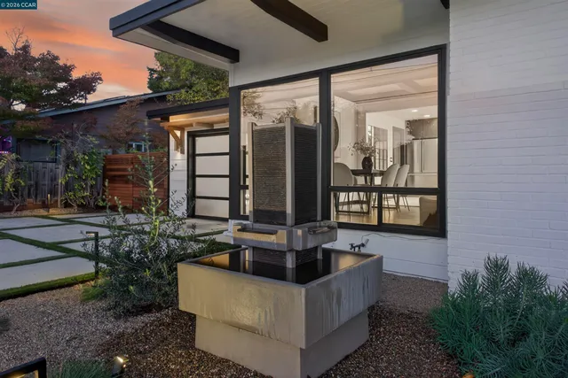 a view of outdoor kitchen outdoor kitchen