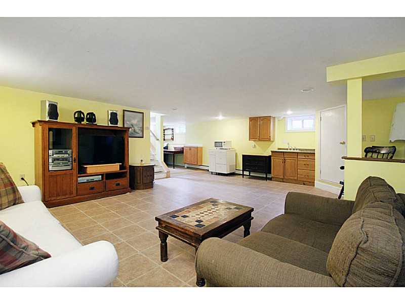 93 Bliss Mine Road Newport, RI 02840 - Photo 19 of 25 Den/Family/Great Room.