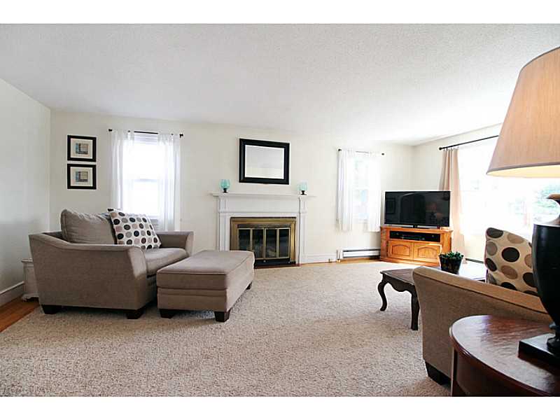 93 Bliss Mine Road Newport, RI 02840 - Photo 3 of 25 Living Room.