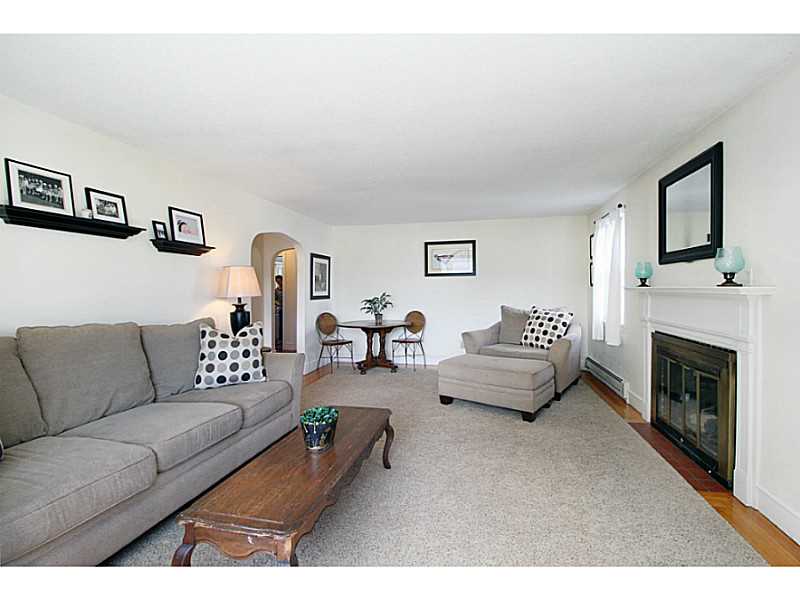 93 Bliss Mine Road Newport, RI 02840 - Photo 4 of 25 Living Room.