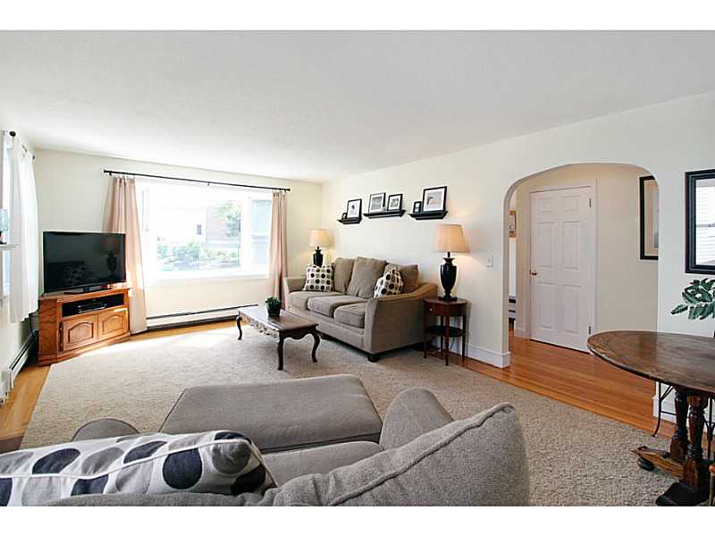 93 Bliss Mine Road Newport, RI 02840 - Photo 5 of 25 Living Room.
