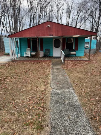 a view of a house with backyard