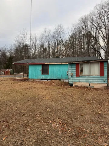 a view of a livingroom with furniture