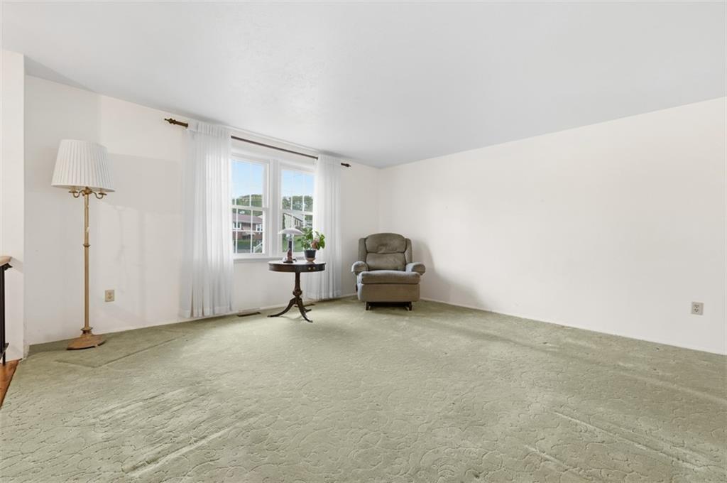 487 Tivoli Road Pittsburgh, PA 15239 - Photo 5 of 33 LOTS OF NATURAL LIGHT