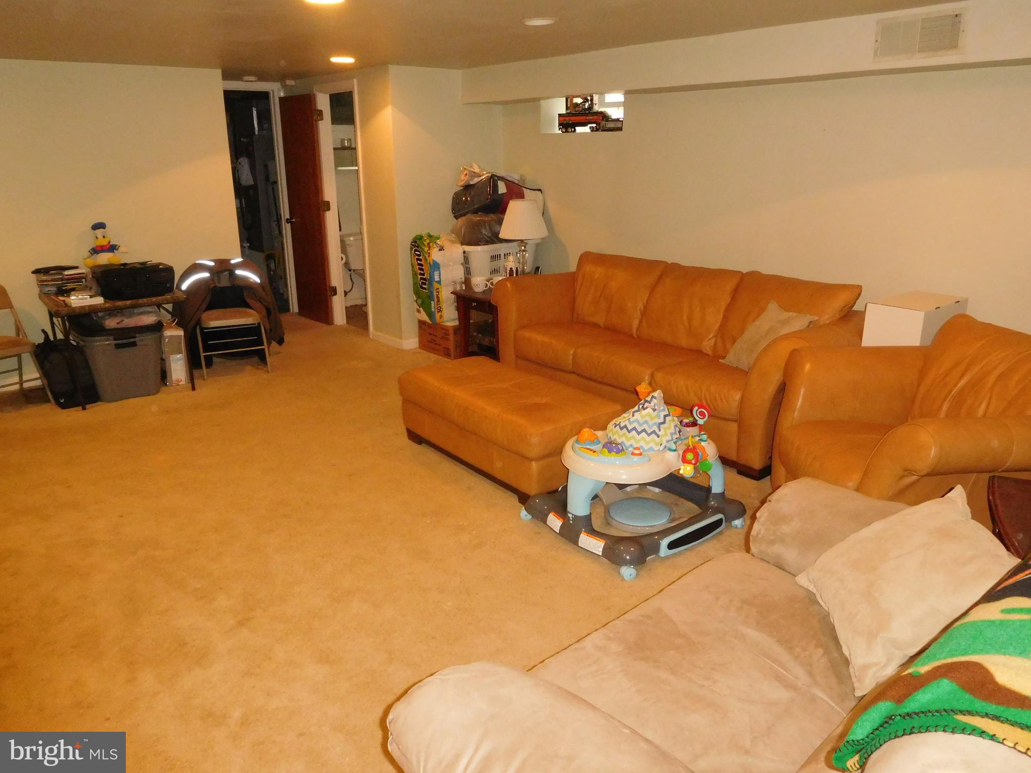 912 Bergen Street Philadelphia, PA 19111 - Photo 15 of 25 Family Room