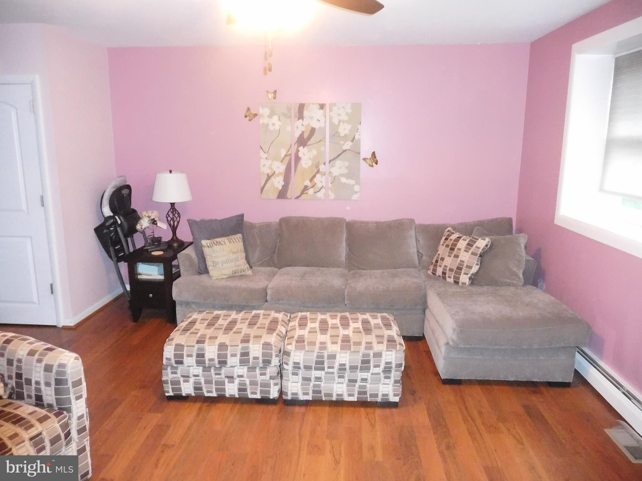 912 Bergen Street Philadelphia, PA 19111 - Photo 3 of 25 Living Room