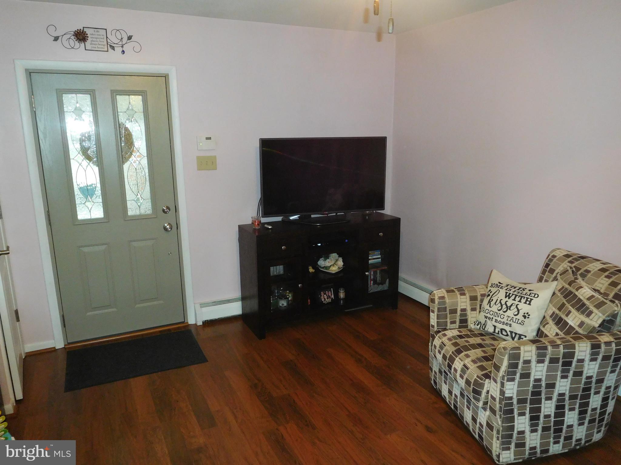 912 Bergen Street Philadelphia, PA 19111 - Photo 4 of 25 Living Room