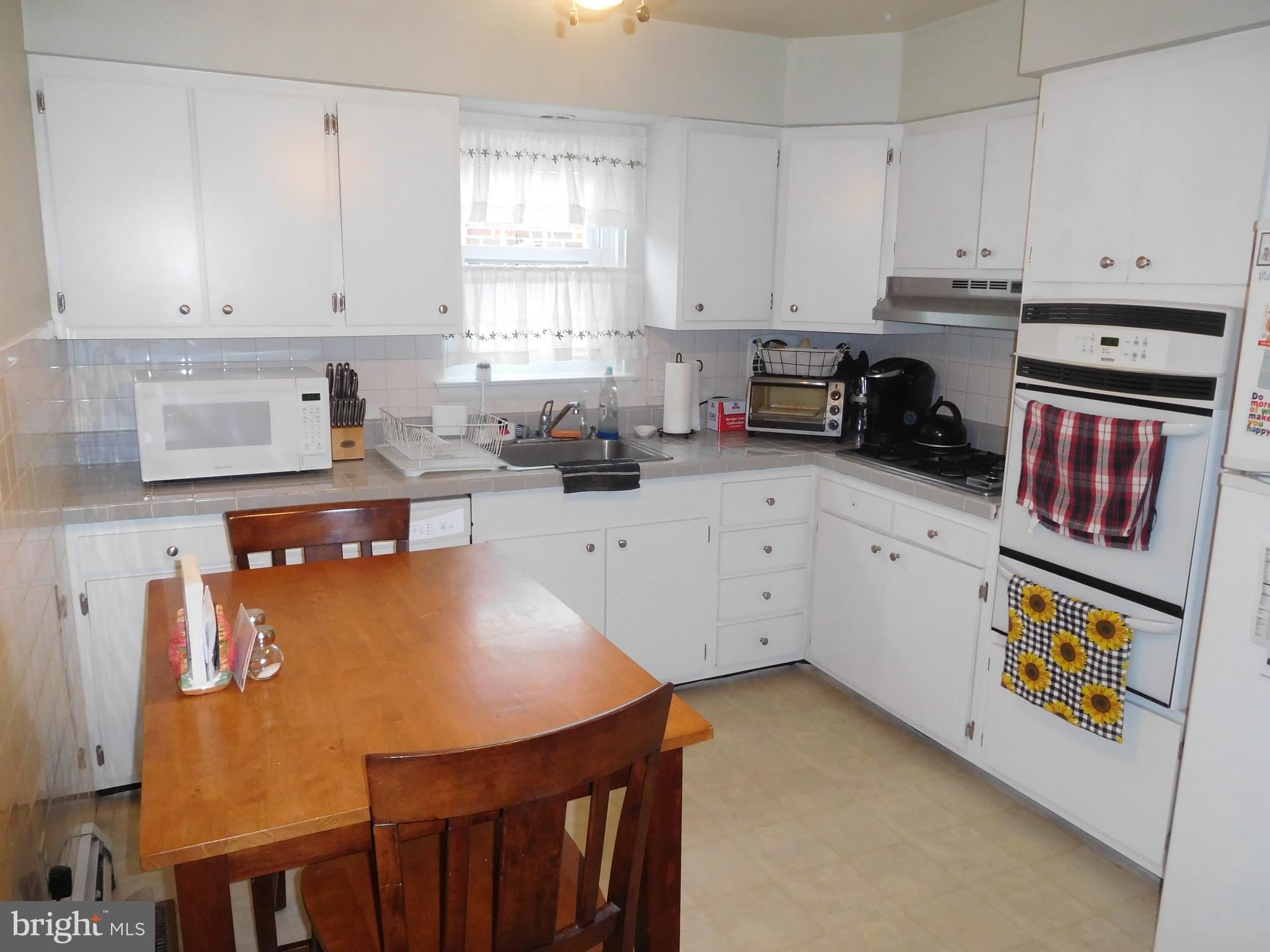 912 Bergen Street Philadelphia, PA 19111 - Photo 6 of 25 Kitchen