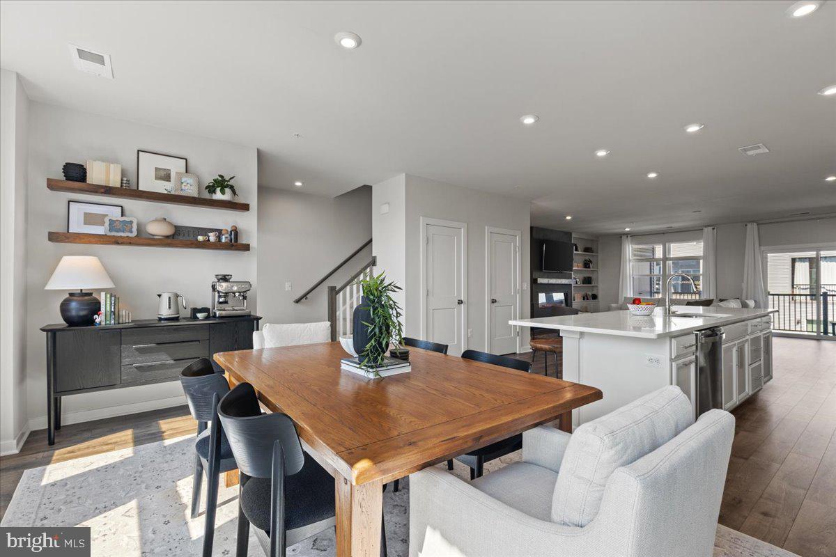 44614 Wolfhound Square Ashburn, VA 20147 - Photo 19 of 48 a kitchen with a table and chairs in it