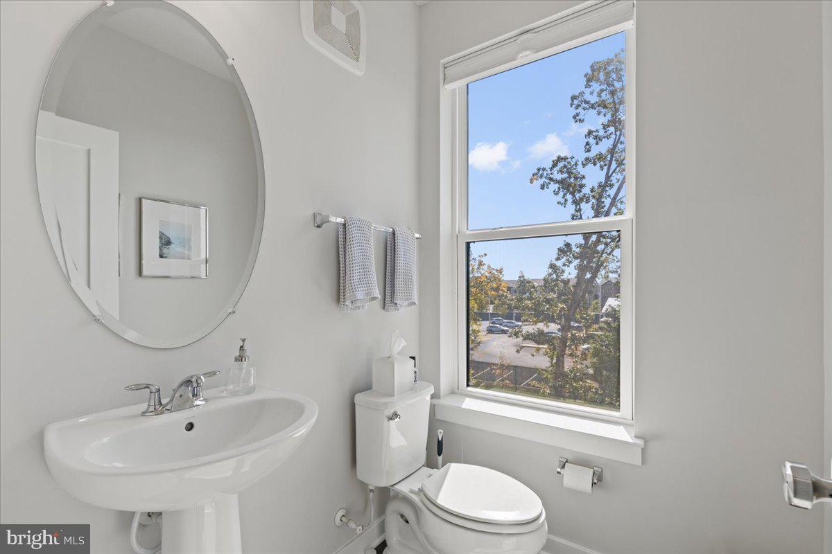 44614 Wolfhound Square Ashburn, VA 20147 - Photo 23 of 48 a bathroom with a toilet sink and mirror