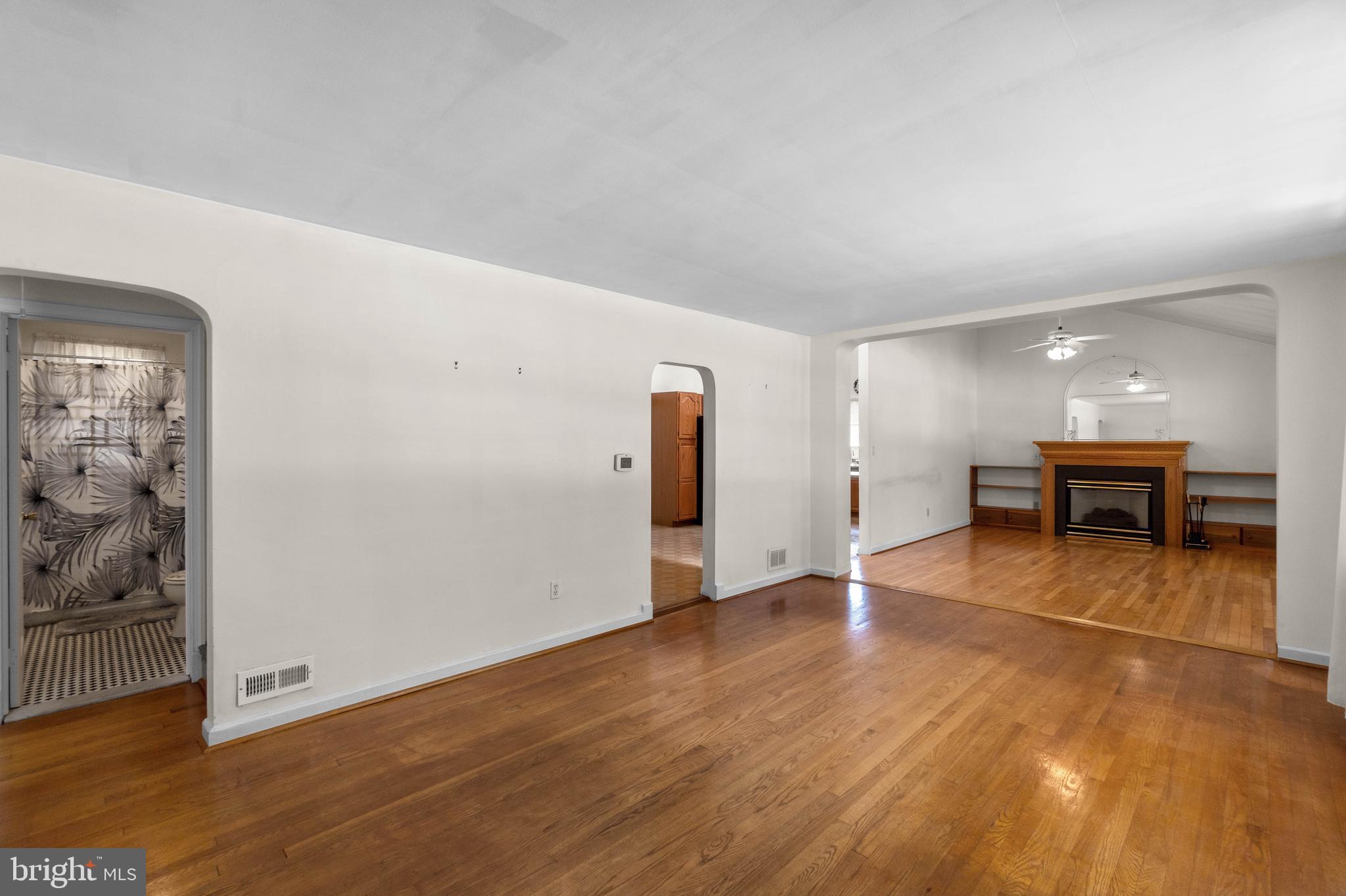 6121 Hunt Club Road Elkridge, MD 21075 - Photo 3 of 64 Living Room