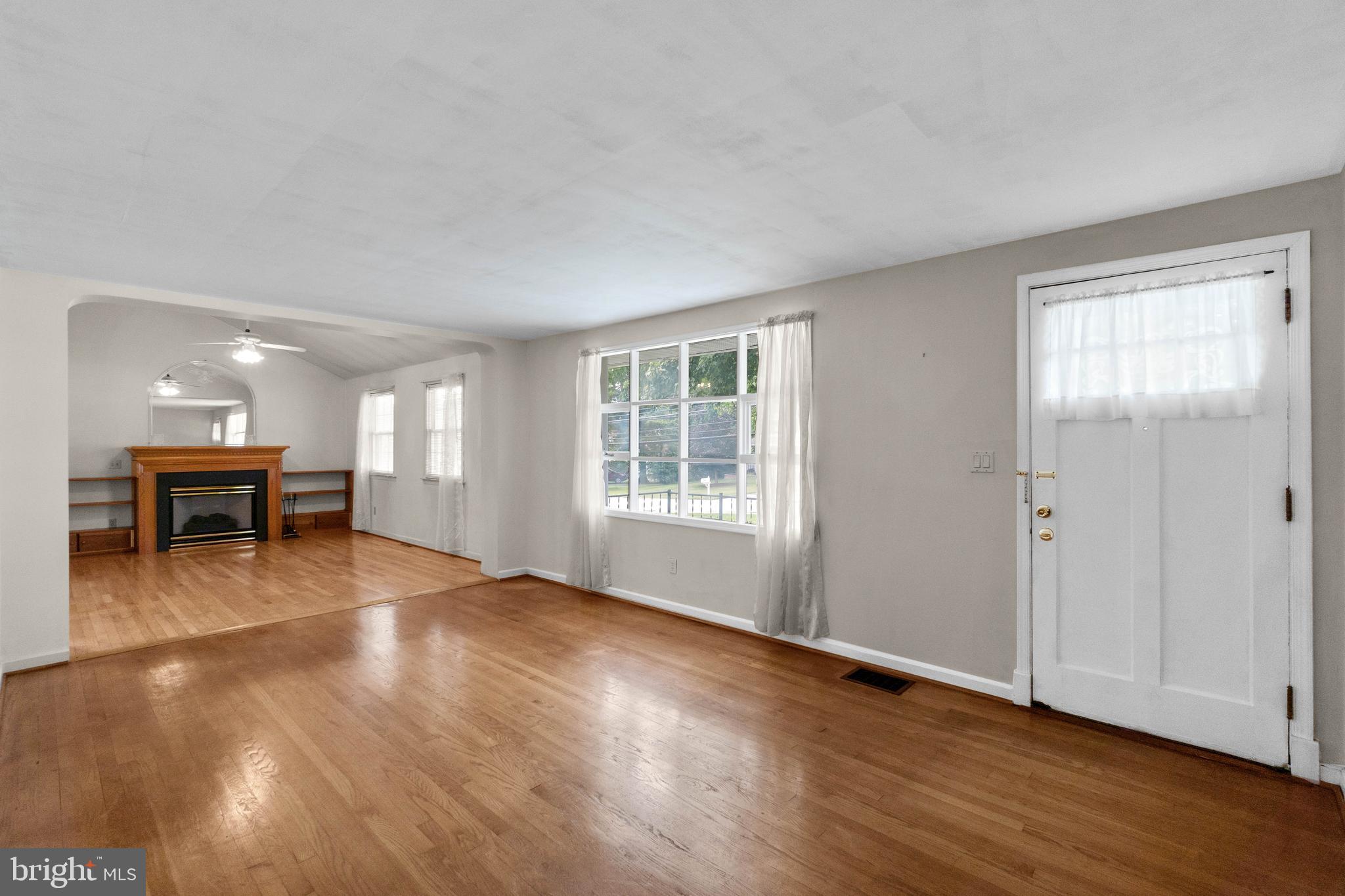 6121 Hunt Club Road Elkridge, MD 21075 - Photo 4 of 64 Living Room