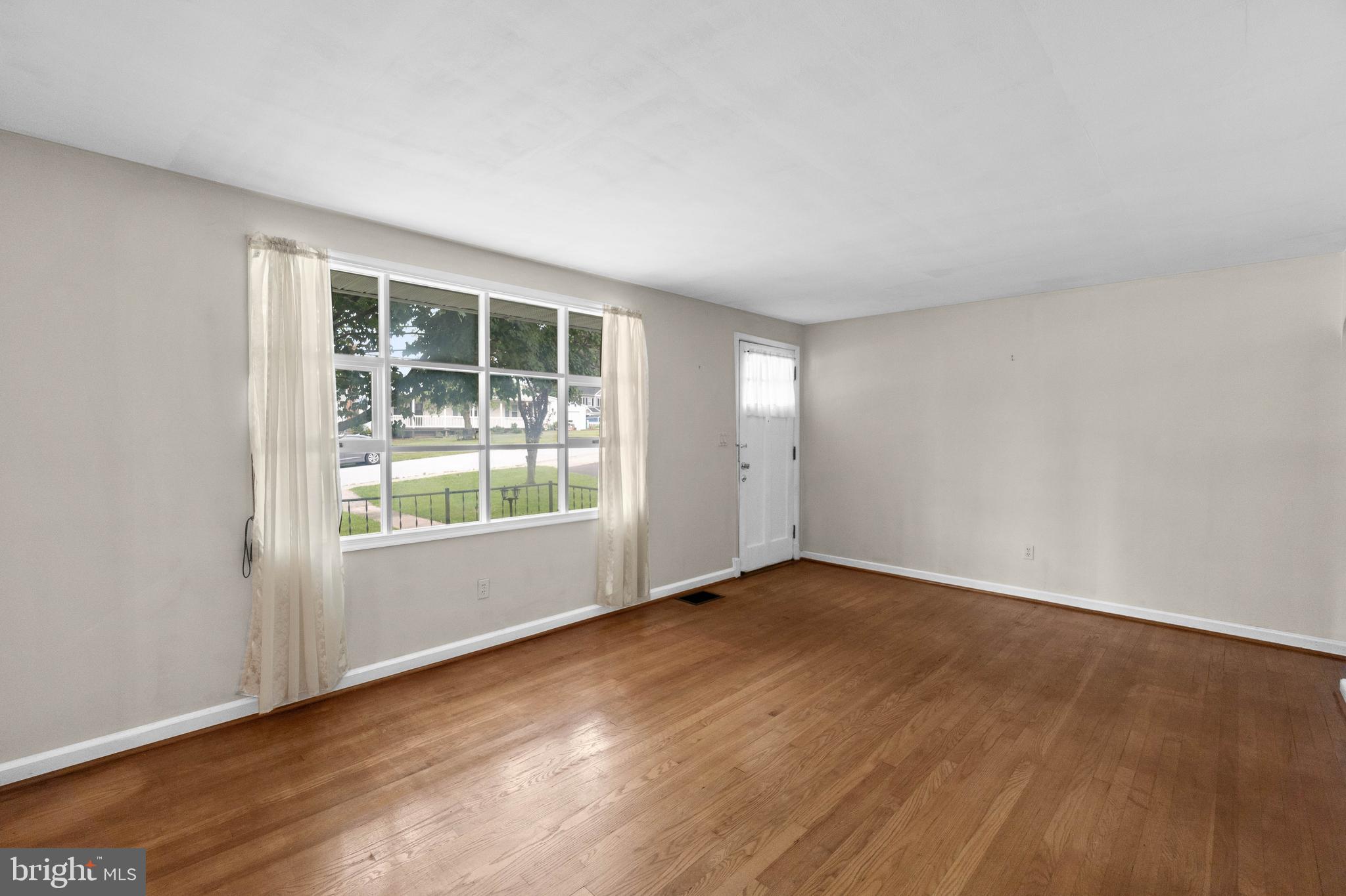 6121 Hunt Club Road Elkridge, MD 21075 - Photo 5 of 64 Living Room