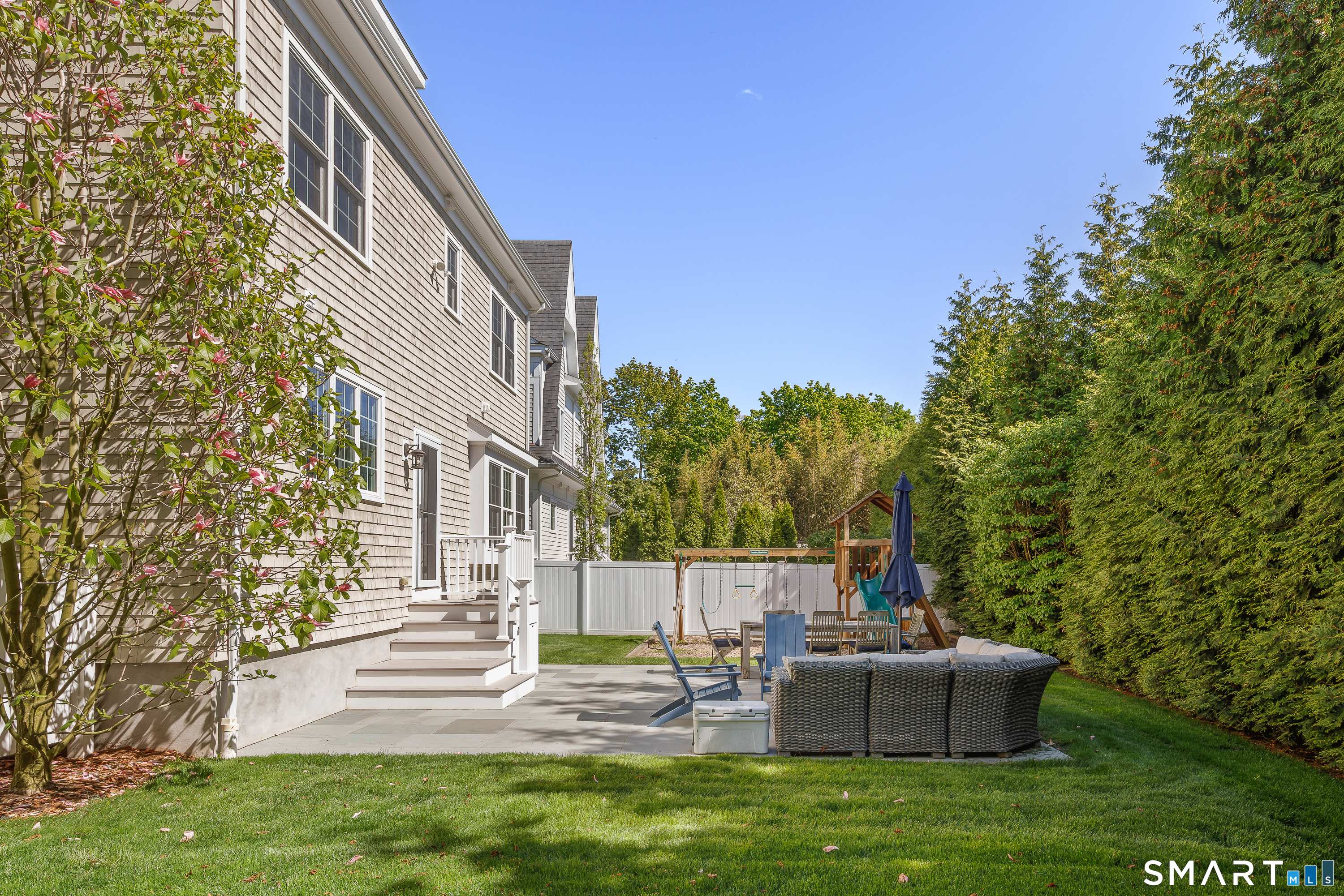 110 Smith Street Fairfield, CT 06824 - Photo 28 of 38