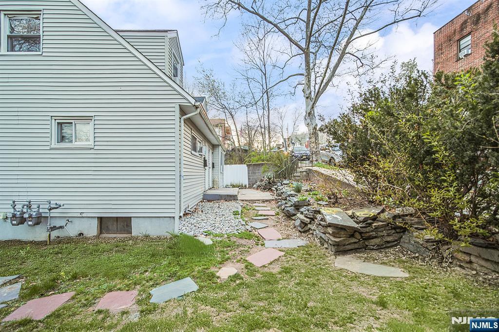 2 Elizabeth Street Ridgefield, NJ 07657 - Photo 3 of 7