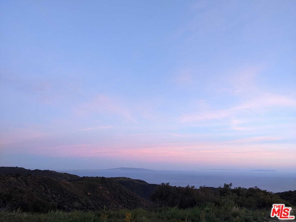 2195 Little Las Flores Road Topanga, CA 90290 - Photo 18 of 32 a view of sunset and city