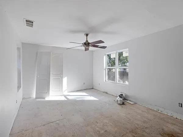 a very nice looking room with a ceiling fan