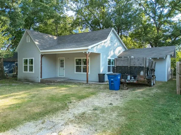 a view of a house with backyard