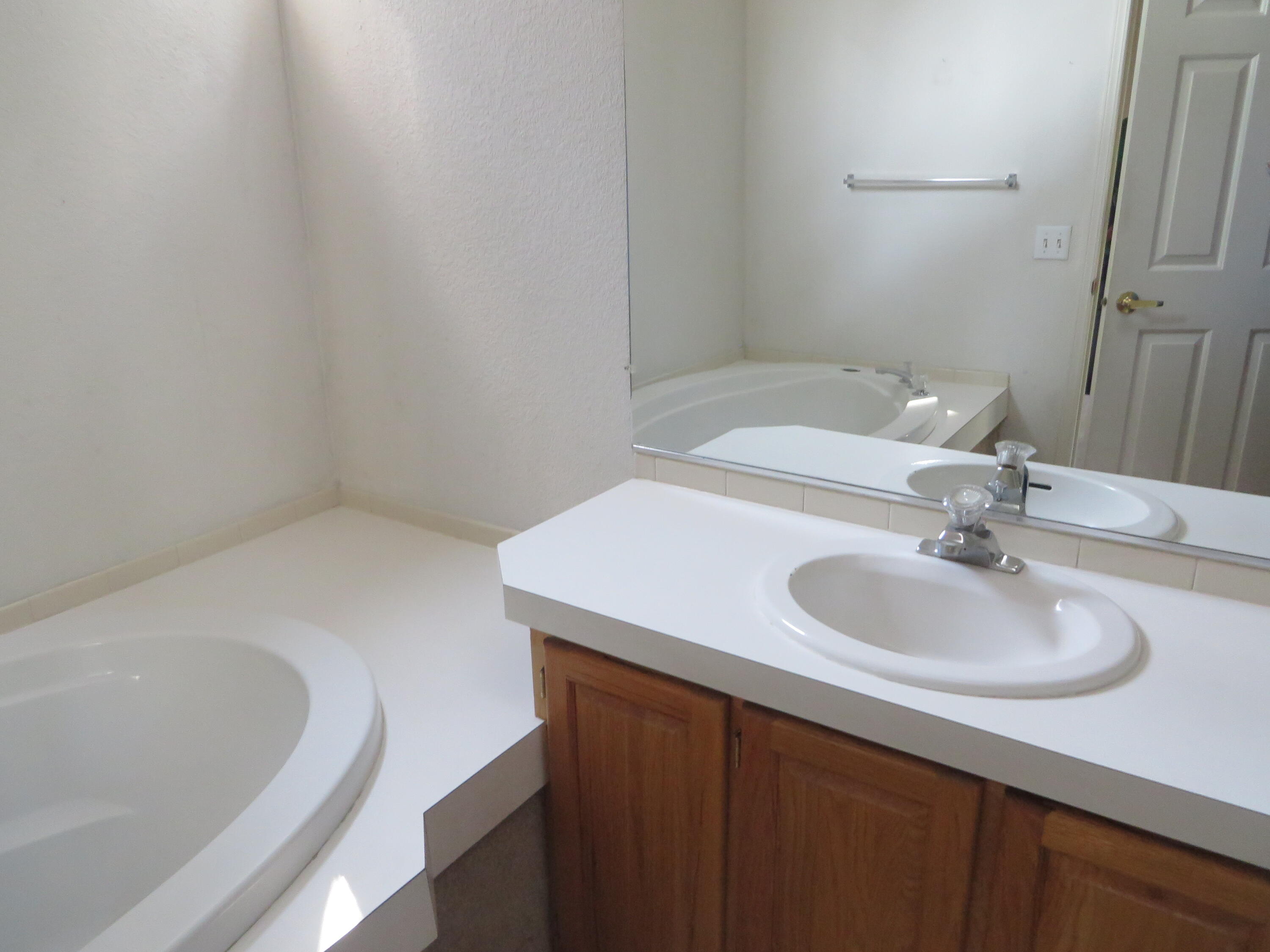 40020 9 Mile Road Chiloquin, OR 97624 - Photo 20 of 54 primary bath room