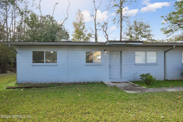 a view of a backyard