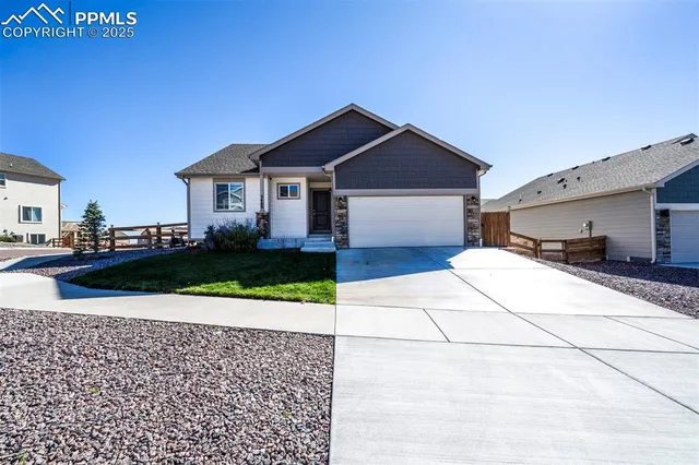 a view of front a house with a yard