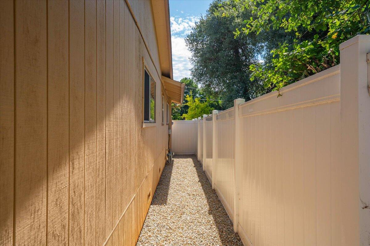 3594 Echo Road Redding, CA 96002 - Photo 50 of 62 Vinyl fencing