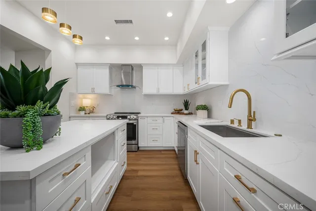 $685,000 | 1271 Kenwood Road, Unit 163L, Seal Beach, CA 90740