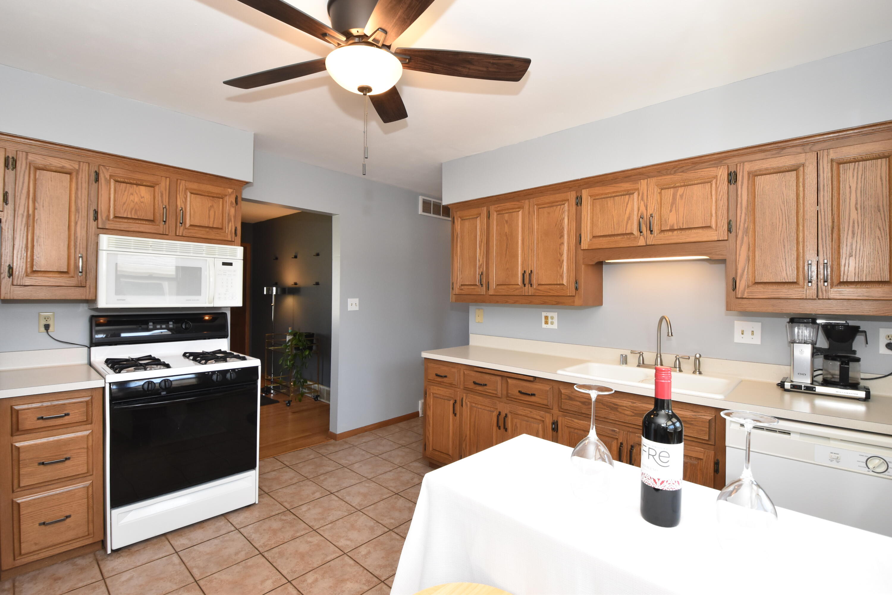 403 Beech Street Grafton, WI 53024 - Photo 6 of 29 Bright Kitchen