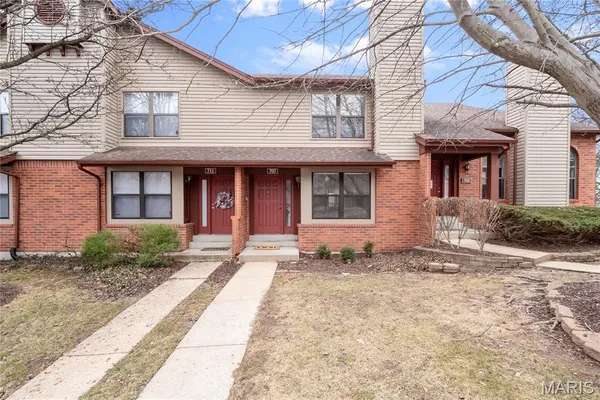 $2,300 | 707 Forest Trace Drive, Unit E, Chesterfield, MO 63017