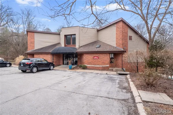 $2,300 | 707 Forest Trace Drive, Unit E, Chesterfield, MO 63017