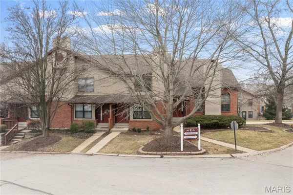 $2,300 | 707 Forest Trace Drive, Unit E, Chesterfield, MO 63017