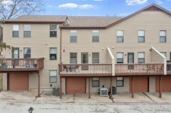 $2,300 | 707 Forest Trace Drive, Unit E, Chesterfield, MO 63017