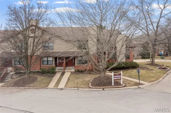 $2,300 | 707 Forest Trace Drive, Unit E, Chesterfield, MO 63017