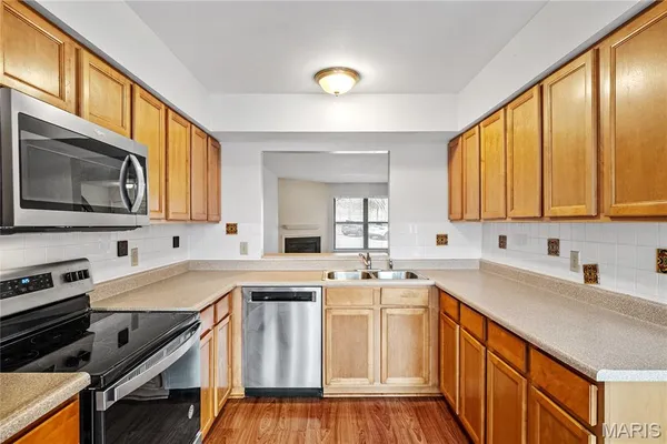 $2,300 | 707 Forest Trace Drive, Unit E, Chesterfield, MO 63017