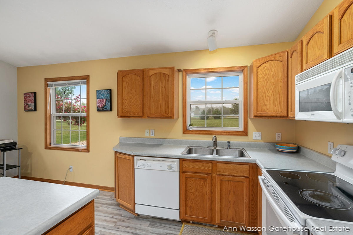 1651 Dagget Road Pierson, MI 49339 - Photo 4 of 18 IMG_1005