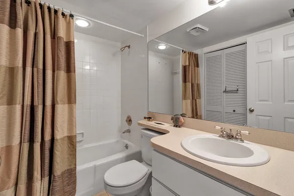 $2,000 | 6122 South River Run Drive, Unit 203B, Sebastian, FL 32958